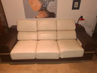 Sofá de piel blanco y marrón