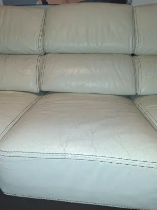 Sofá de piel blanco y marrón