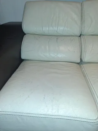 Sofá de piel blanco y marrón