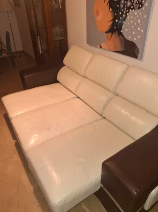 Sofá de piel blanco y marrón