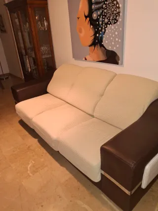 Sofá de piel blanco y marrón