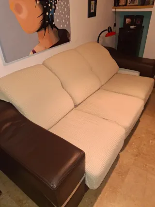 Sofá de piel blanco y marrón