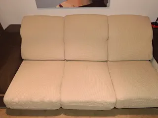 Sofá de piel blanco y marrón