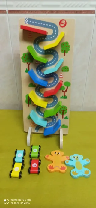 Pista de coches y monos de madera