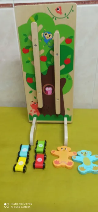 Pista de coches y monos de madera