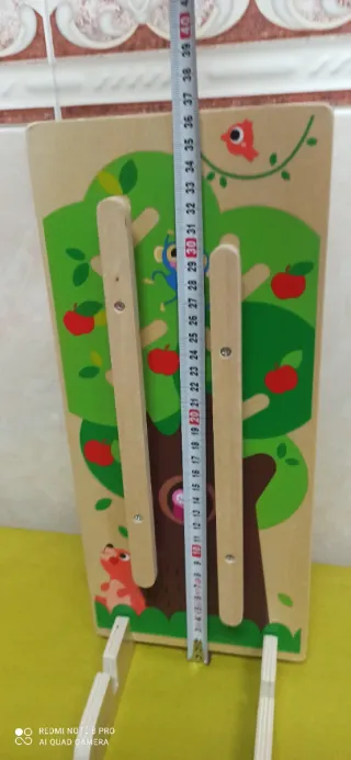 Pista de coches y monos de madera