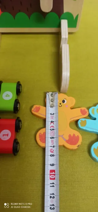 Pista de coches y monos de madera