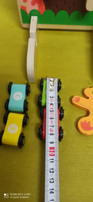 Pista de coches y monos de madera