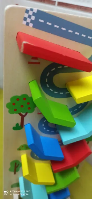 Pista de coches y monos de madera