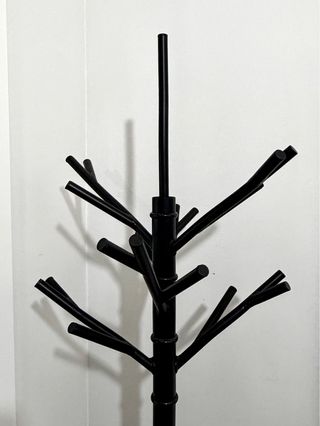 Perchero de pie negro