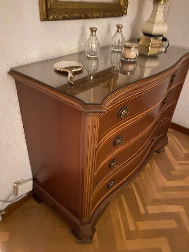 Cómodé antiga de fusta amb vidre