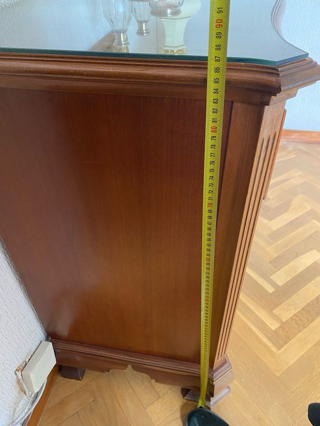 Cómodé antiga de fusta amb vidre