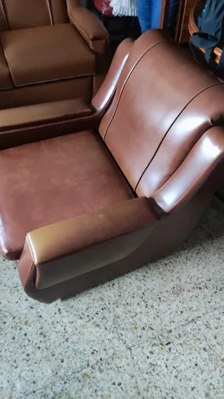 Sofá polipiel marrón 3 plazas y sillón individual.