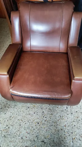 Sofá polipiel marrón 3 plazas y sillón individual.