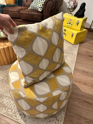 Puf redondo con cojín decorativo