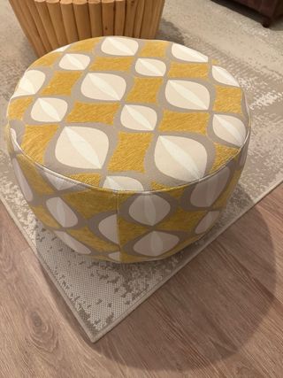 Puf redondo con cojín decorativo