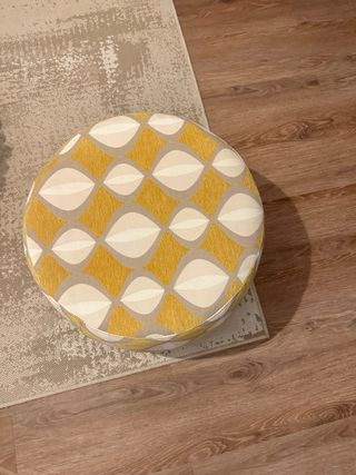 Puf redondo con cojín decorativo