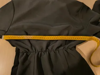 Vestido negro con escote y abertura