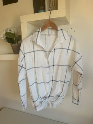 Camisa de cuadros azul y blanco