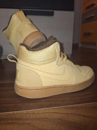 Zapatillas Nike altas beige y marrón