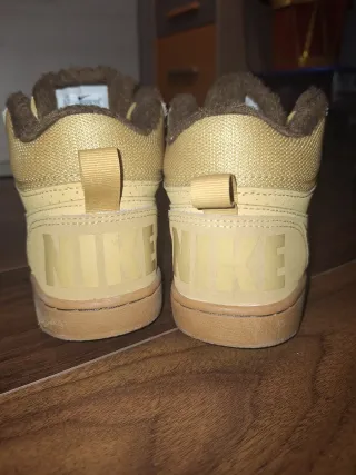 Zapatillas Nike altas beige y marrón