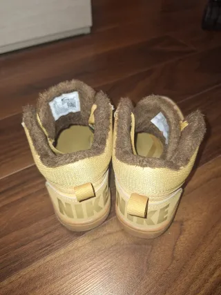 Zapatillas Nike altas beige y marrón