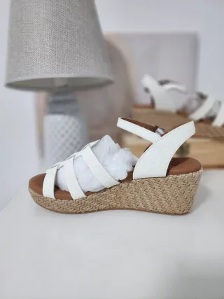 Sandalias de piel blancas y marrones