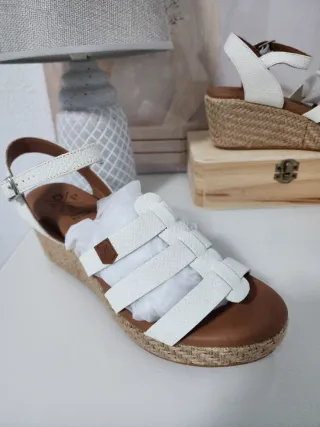 Sandalias de piel blancas y marrones