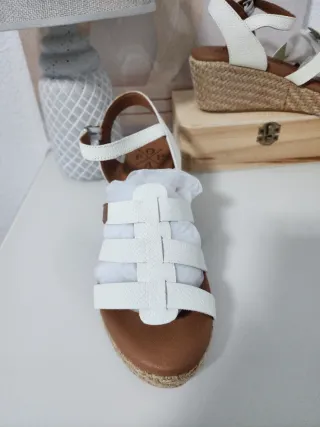 Sandalias de piel blancas y marrones
