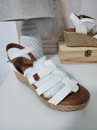 Sandalias de piel blancas y marrones