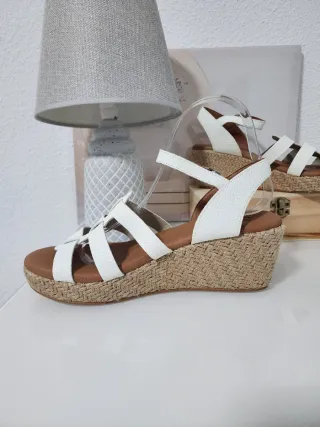 Sandalias de piel blancas y marrones