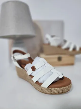 Sandalias de piel blancas y marrones