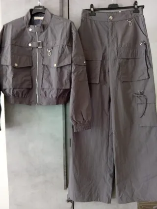 Completo giacca e pantaloni cargo grigi