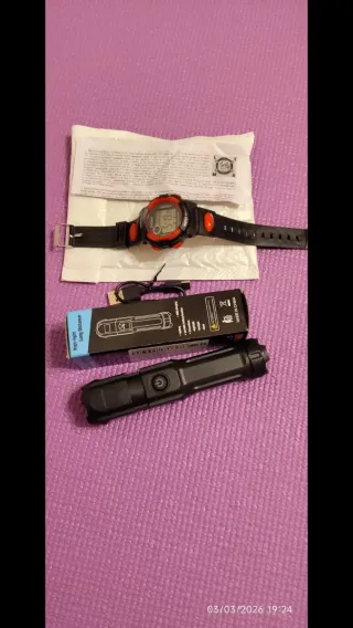 Reloj deportivo y mini linterna potente
