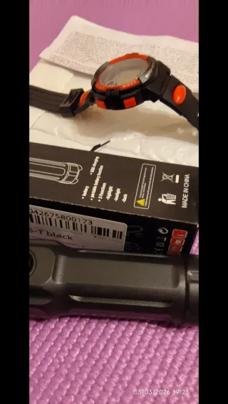 Reloj deportivo y mini linterna potente