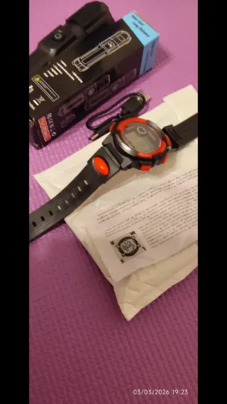Reloj deportivo y mini linterna potente
