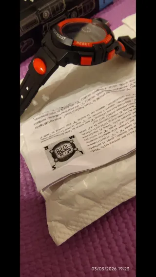 Reloj deportivo y mini linterna potente