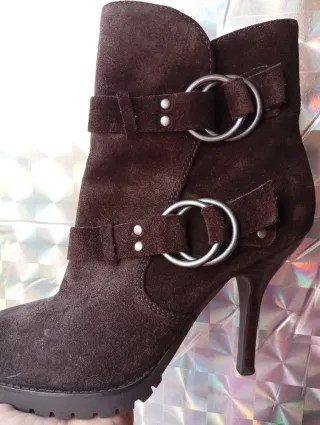 Botines de gamuza con hebillas