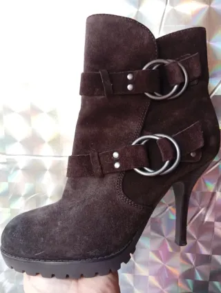 Botines de gamuza con hebillas