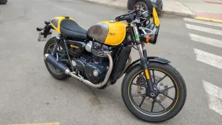 Triumph Street Cup 900 Amarilla y Gris