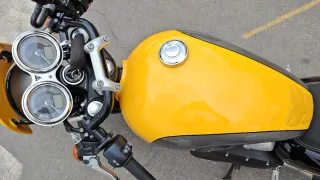 Triumph Street Cup 900 Amarilla y Gris