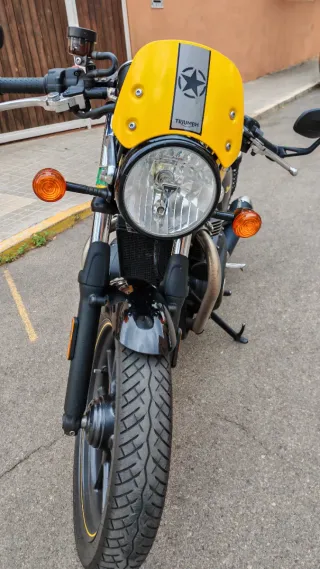 Triumph Street Cup 900 Amarilla y Gris