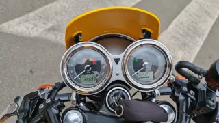 Triumph Street Cup 900 Amarilla y Gris