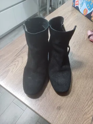 Botines negros ante con cremallera dorada