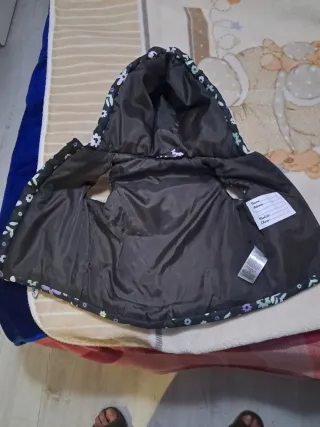 Chaleco con capucha floral para niña