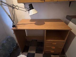 Escritorio de madera con lámpara