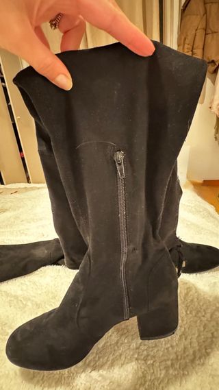 Botas altas negras ante