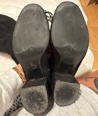 Botas altas negras ante