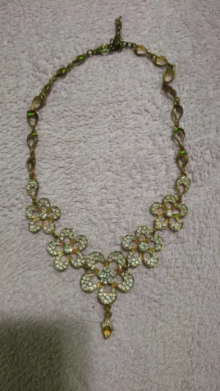 Gargantilla dorada con flores y pedrería