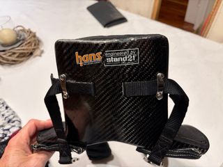 Hans Hi-Tech Stand 21 de carbono Homologado 2026